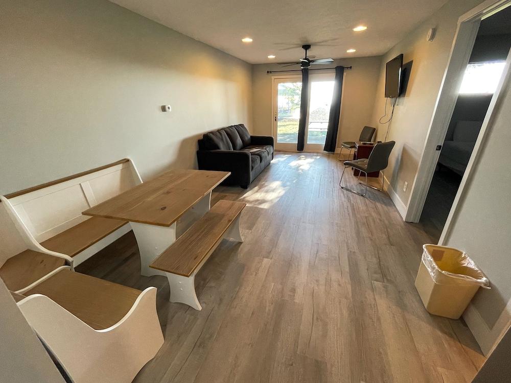 Lake Bluff Inn and Suites photo 18