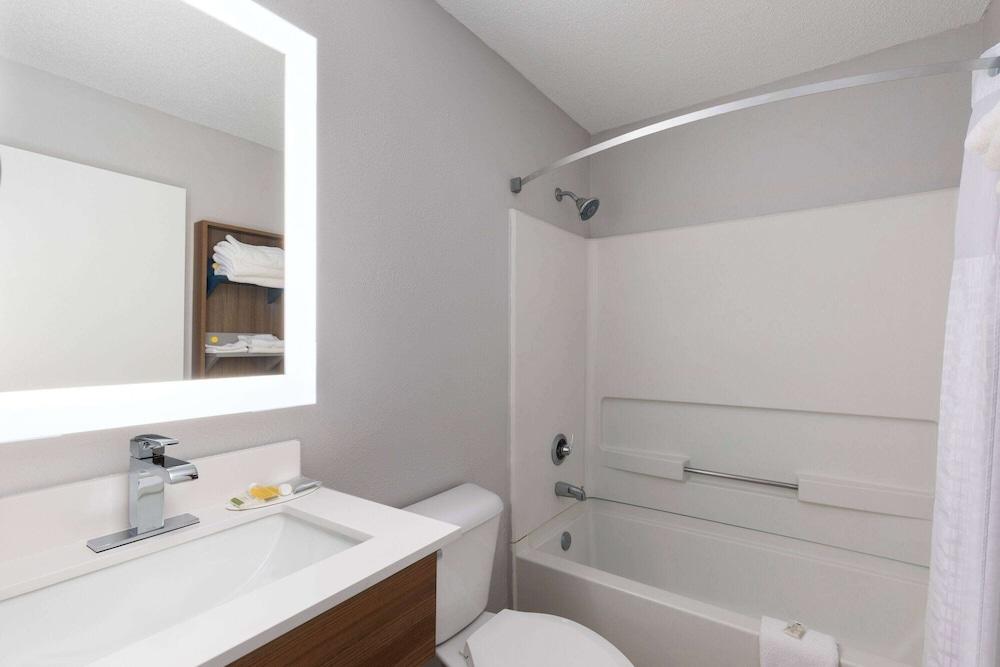 Microtel Inn by Wyndham Bowling Green photo 12