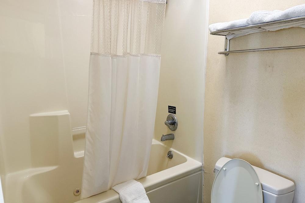 Bonita Lakes Inn by Capital O Meridian I20 photo 27
