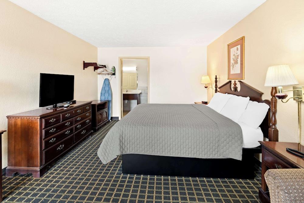 Americas Best Value Inn & Suites Mt. Pleasant photo 12