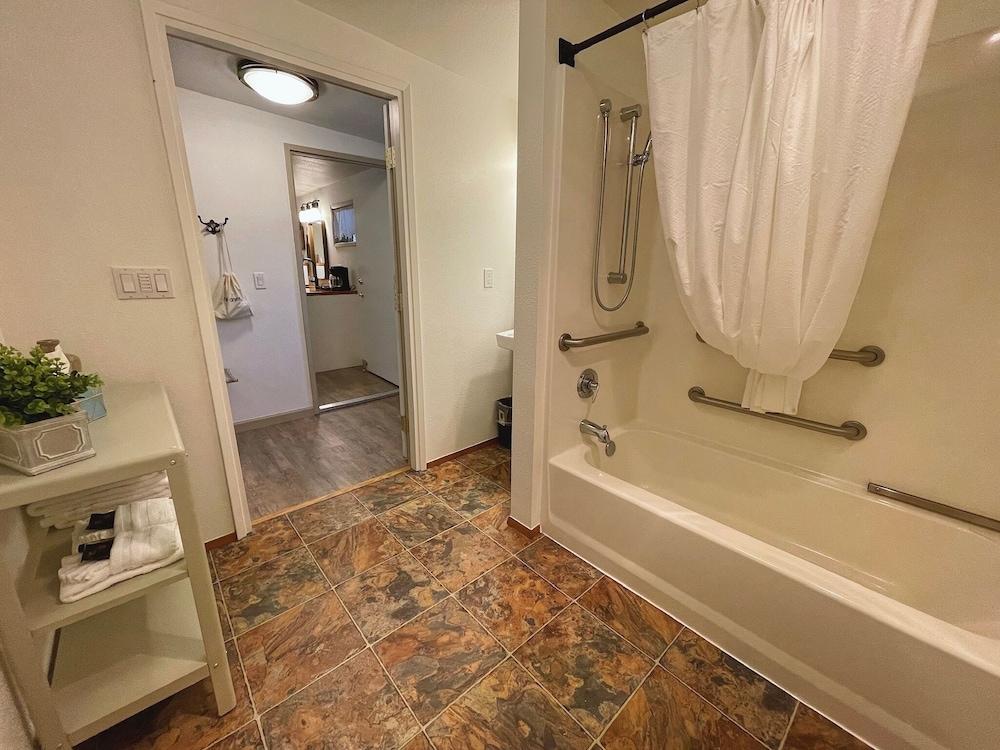 Emerald Valley Inn photo 54