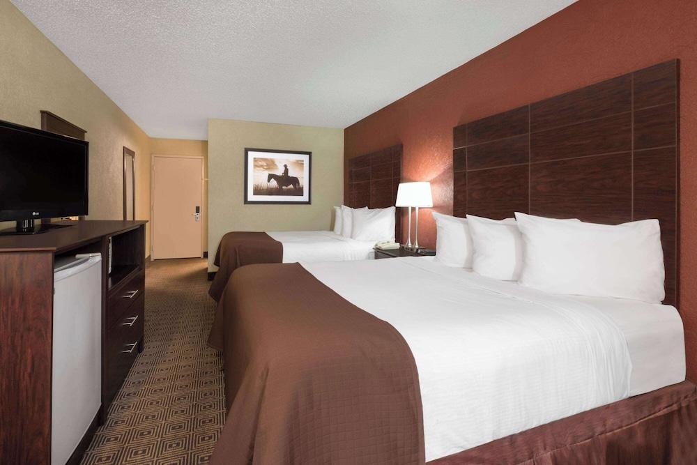 Baymont by Wyndham Midland Airport photo 22