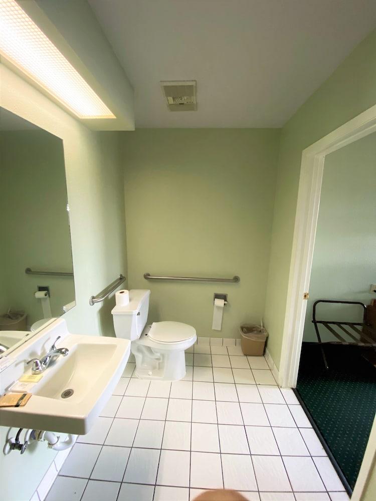 Pine Point Inn & Suites photo 13