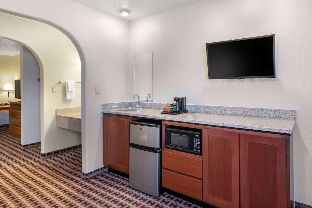 Econo Lodge Inn & Suites Socorro photo 29