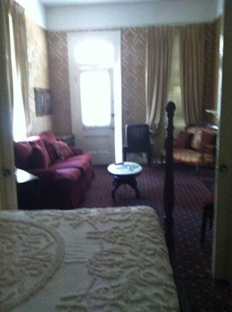Nine O Five Royal Hotel photo 36