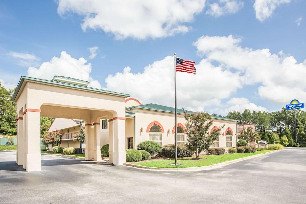 Days Inn & Suites by Wyndham Columbia Airport — hotel in West Columbia