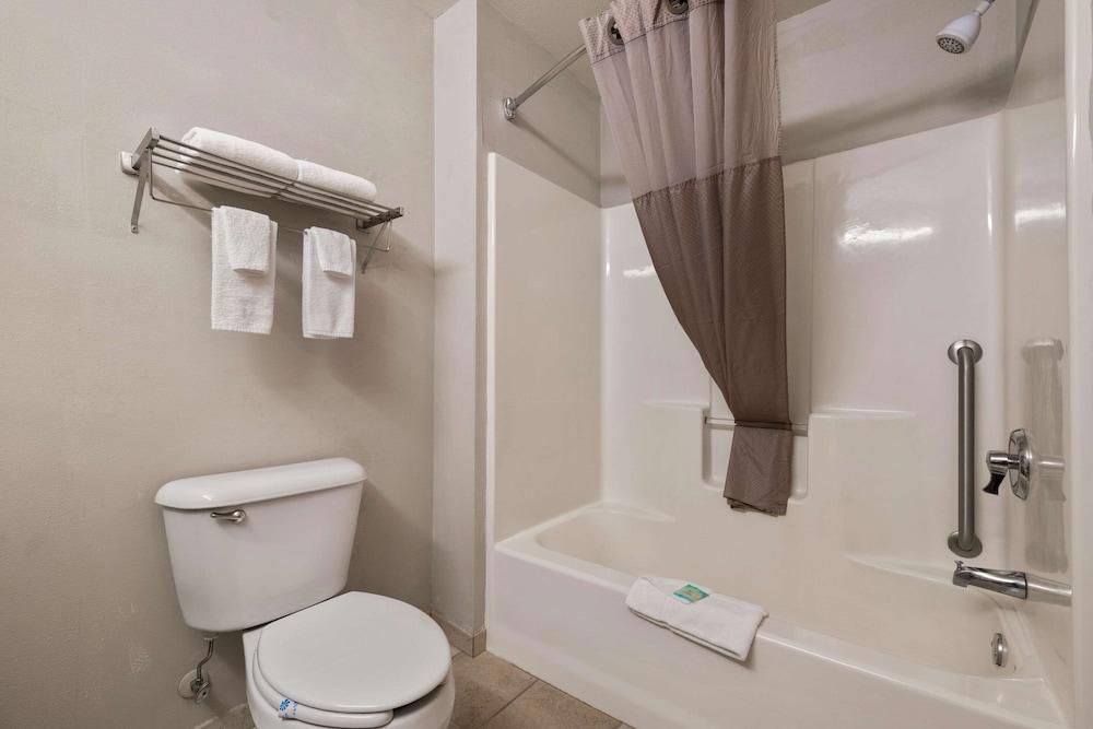 Rodeway Inn & Suites Tomahawk photo 3