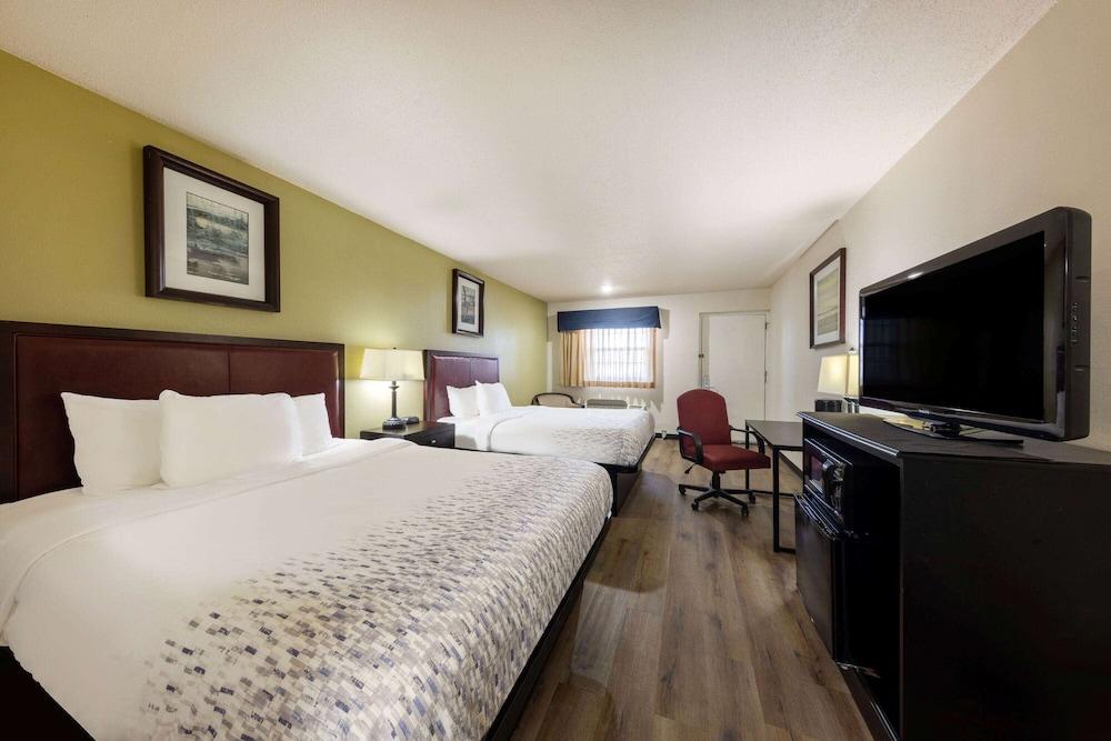 Baymont by Wyndham El Dorado photo 16