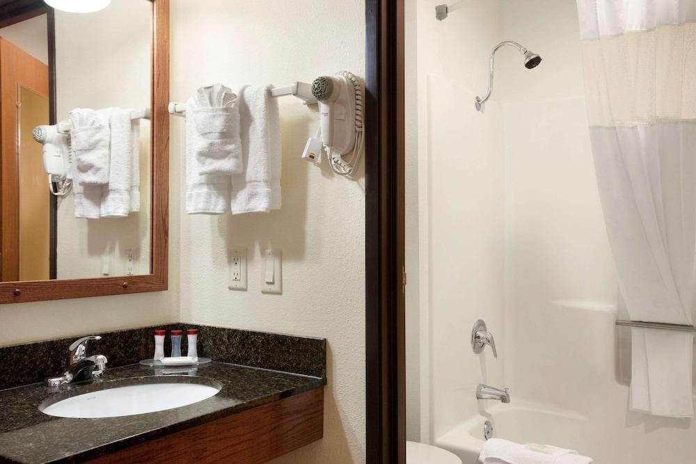 Ramada by Wyndham Wisconsin Dells photo 11