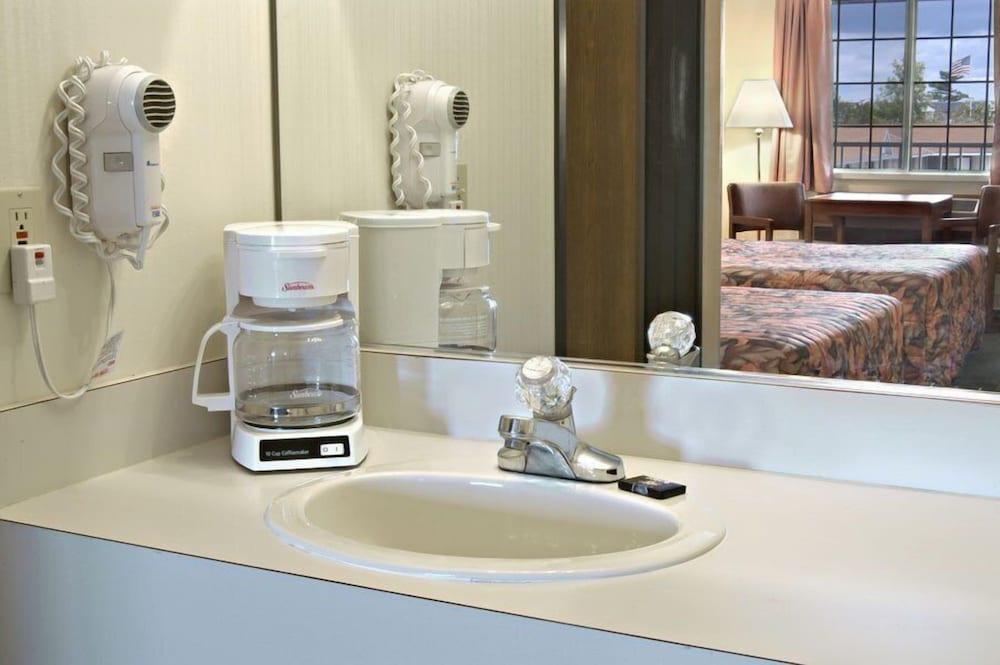 Great Lakes Inn photo 42