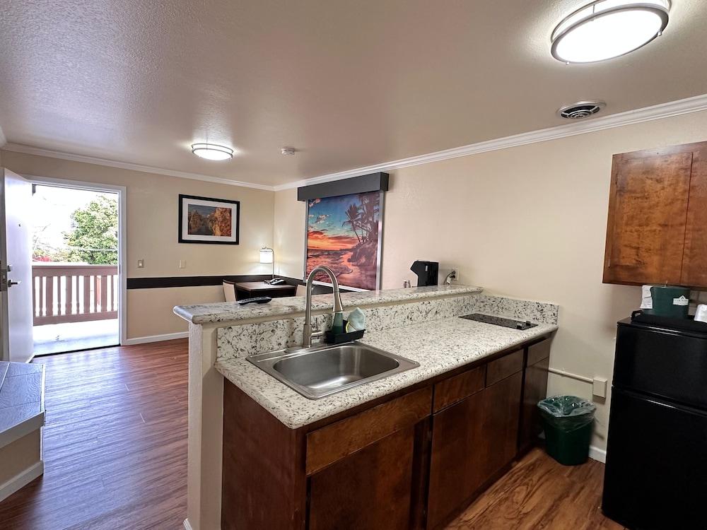 Beachwalker Inn and Suites photo 9