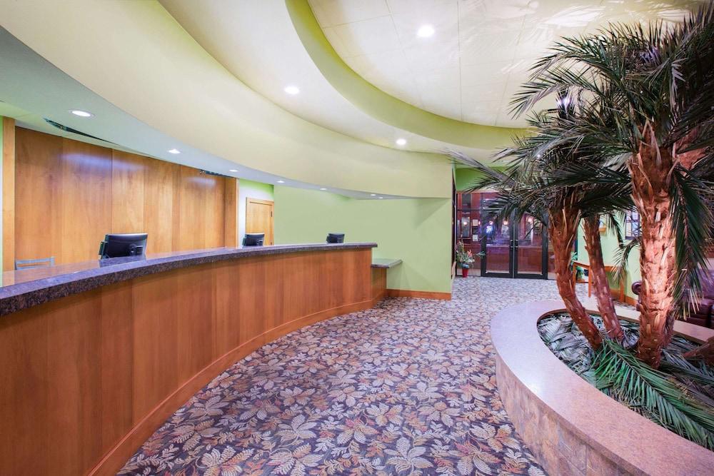 Ramada Tropics Resort & Conf Center by Wyndham Des Moines photo 2