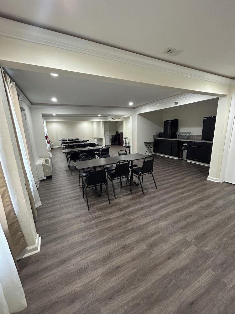 Clarion Pointe - Greensboro Coliseum Area photo 35