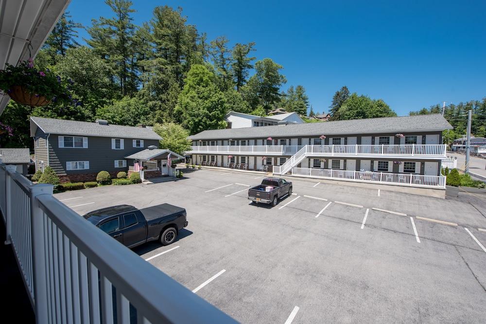 Adirondack Retreat Inn & Suites photo 64
