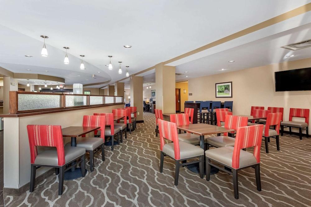 Comfort Suites Manchester near Arnold AFB photo 10