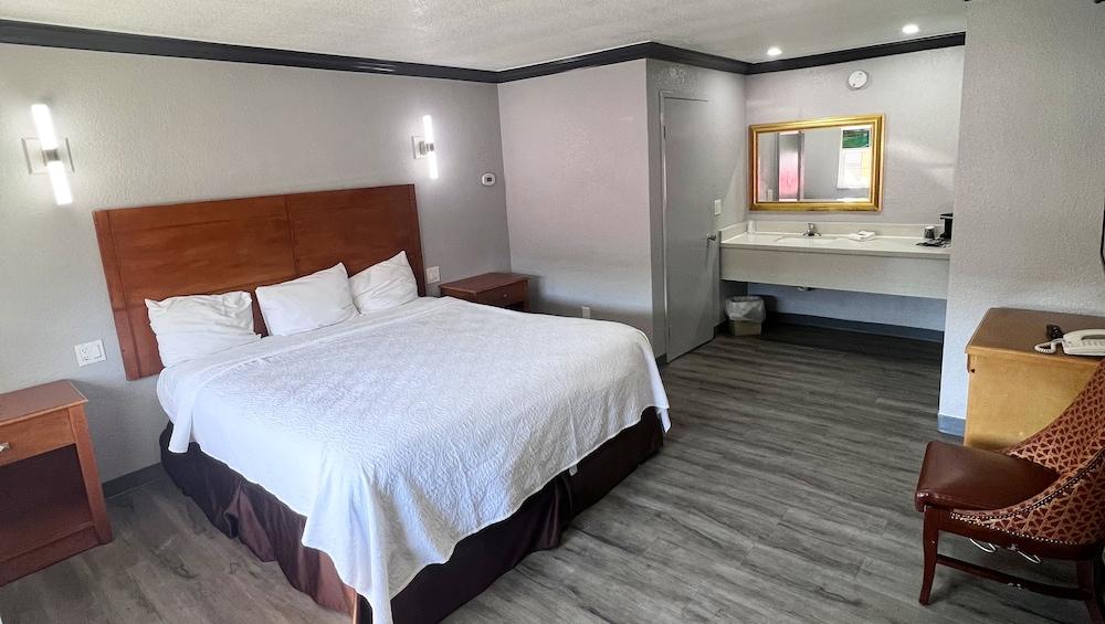 Anchorage Inn Lakeport photo 14