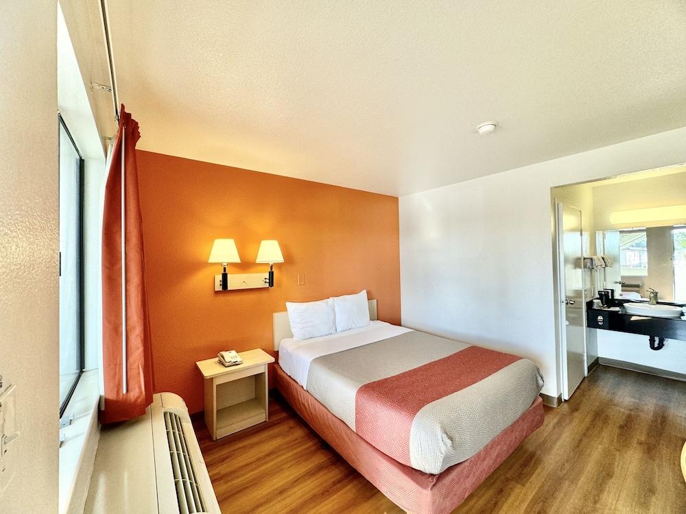 Studio 6 Suites – Bellflower, Ca  - Los Angeles photo 4