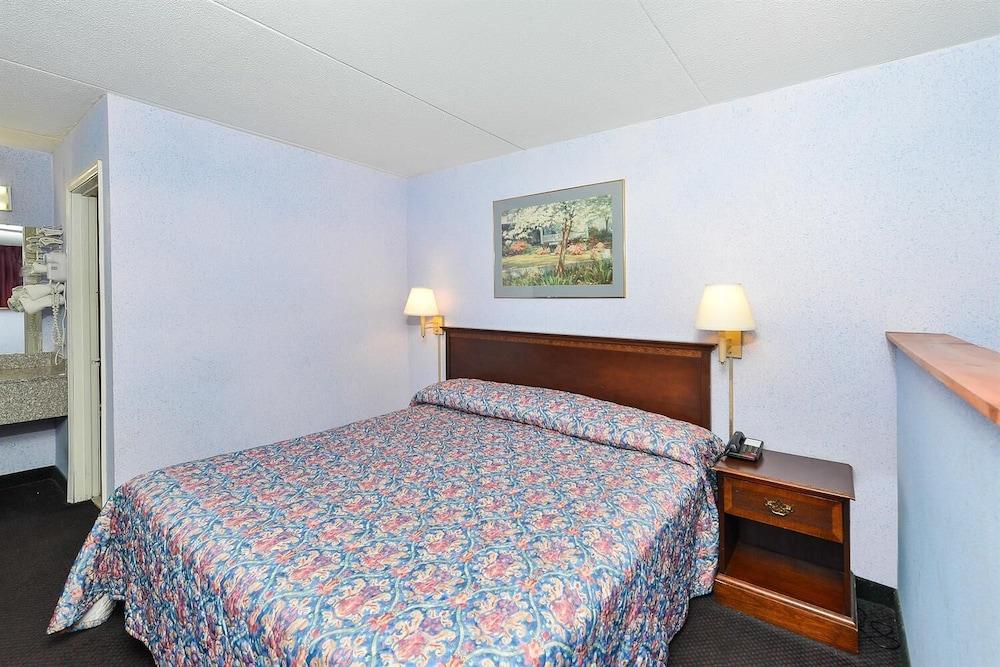 Americas Best Value Inn & Suites Knoxville North photo 7