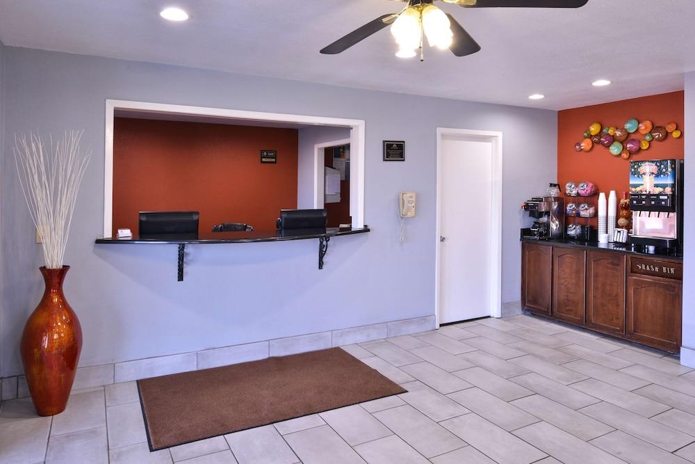 Americas Best Value Inn Batesville photo 2