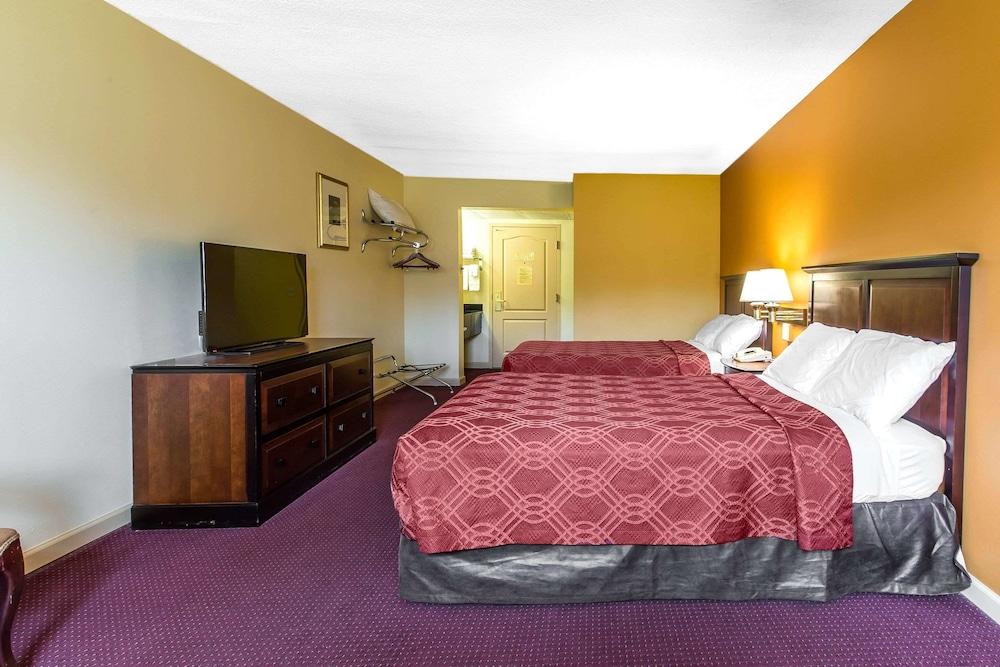 Econo Lodge At Six Flags photo 6
