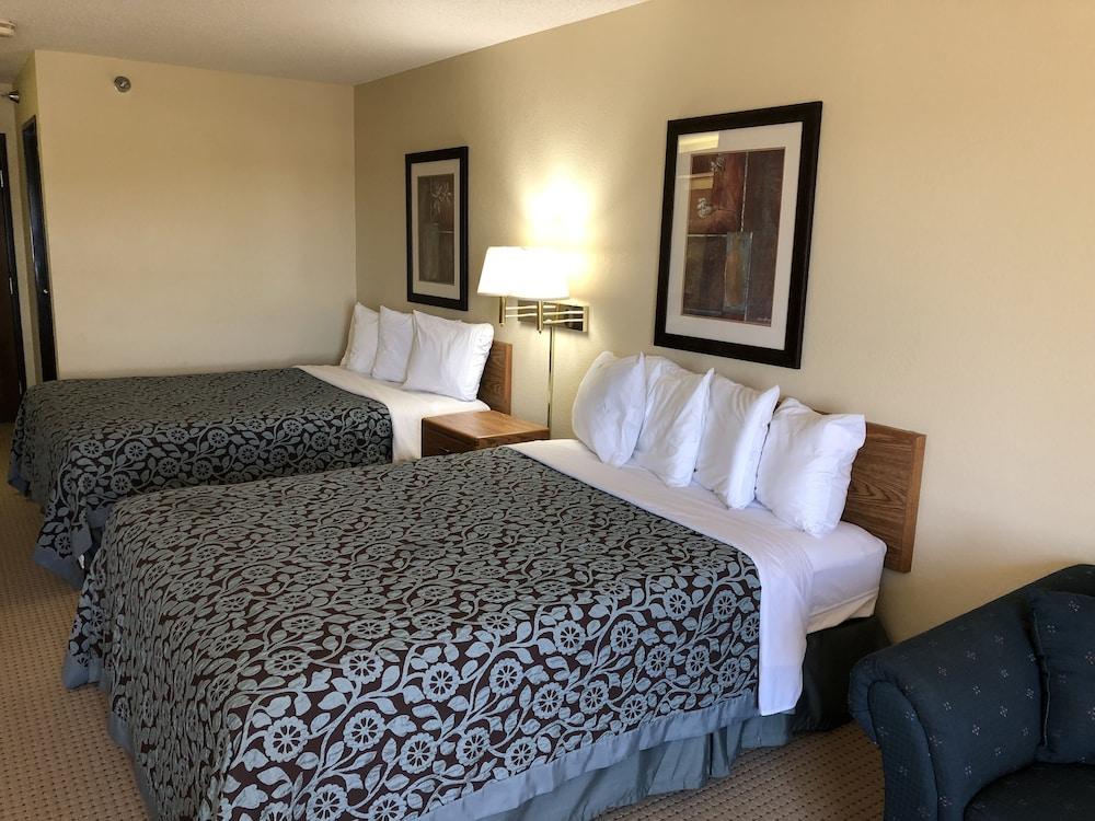 Days Inn by Wyndham Iron Mountain photo 12