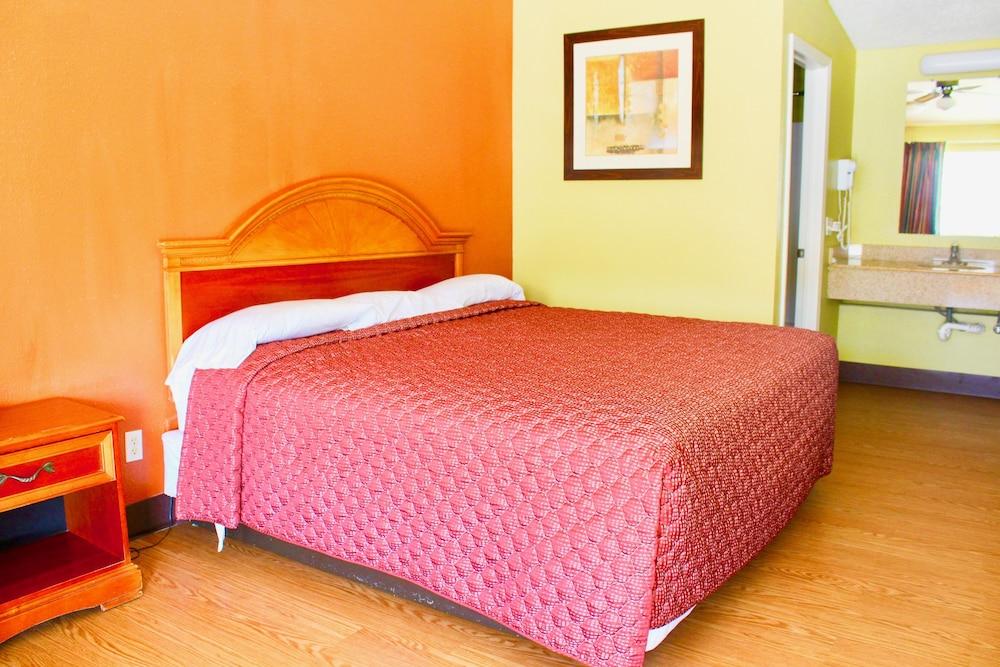 Tropicana Motel photo 3