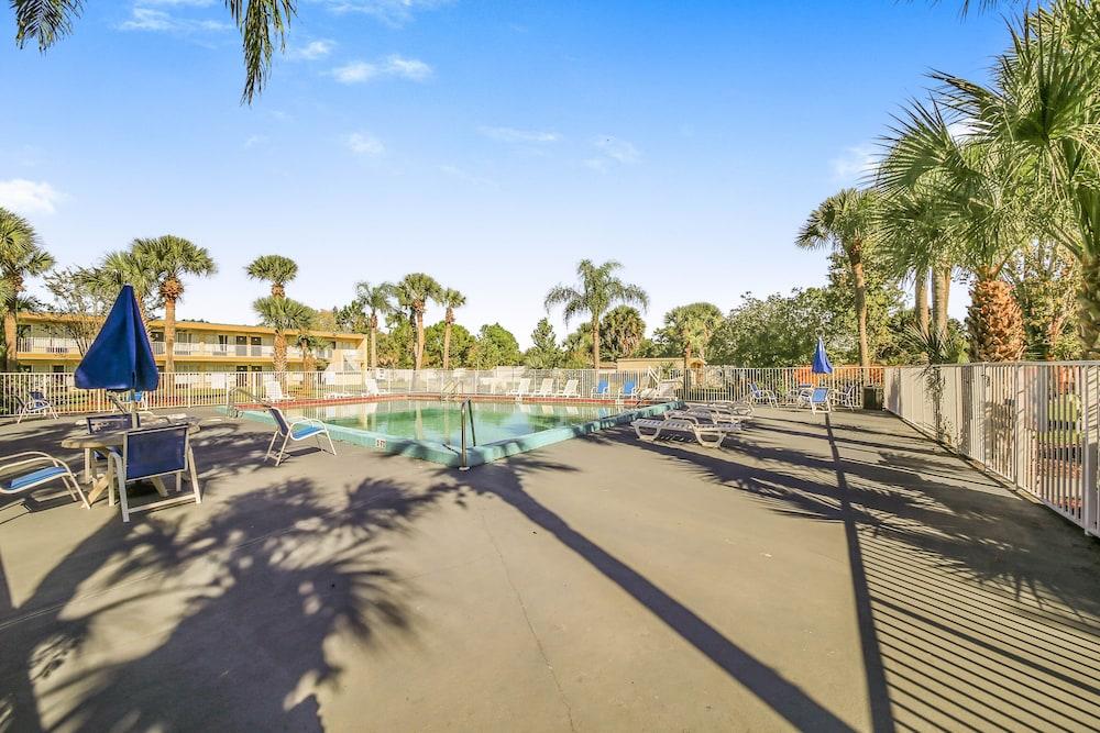 Econo Lodge Daytona Beach - Speedway photo 15