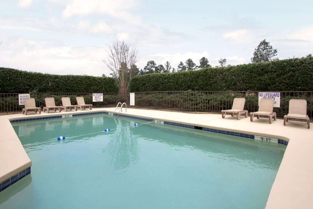 Days Inn by Wyndham Seneca / Clemson Area photo 9