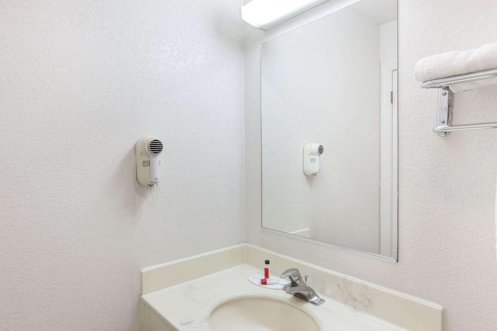 Travelodge by Wyndham Los Banos CA photo 10