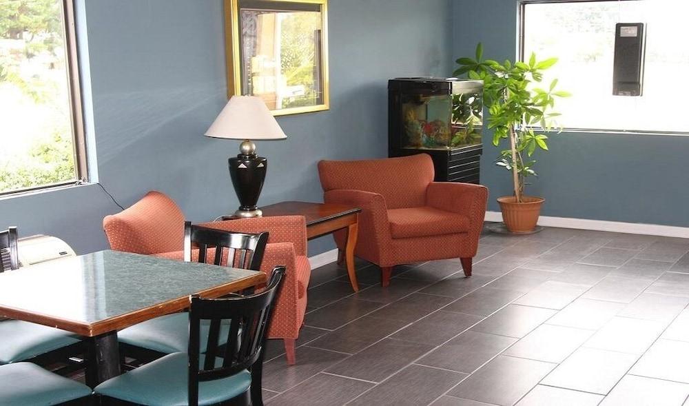 Express Inn & Suites photo 7