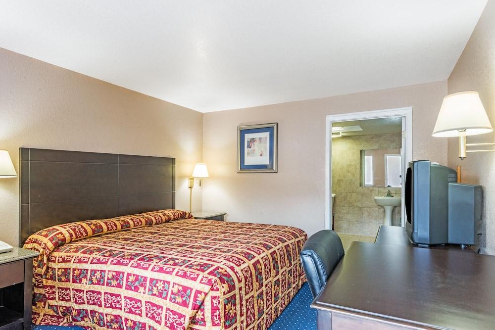 Super 8 by Wyndham San Antonio Pearl District / Downtown photo 9
