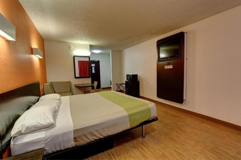 Executive Inn & Suites photo 13