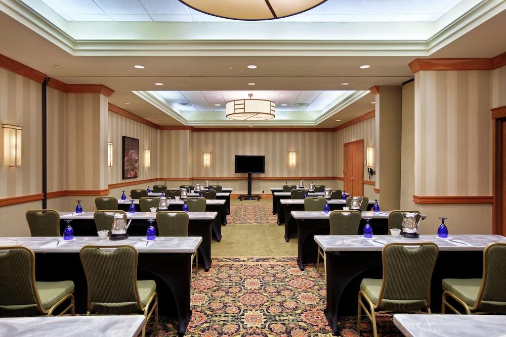 Hilton Chicago/Oak Brook Suites photo 33