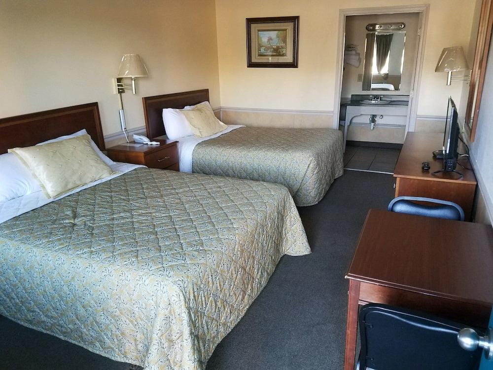 Traveler's Choice Motel photo 14