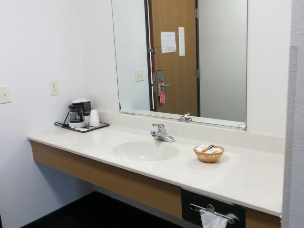 AmeriVu Inn and Suites - Stanley photo 16