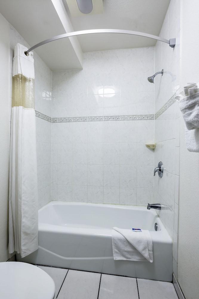 Motel 6 Canoga Park, CA photo 11