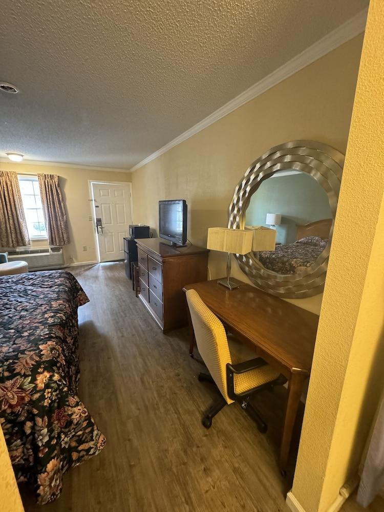Colony Inn photo 8