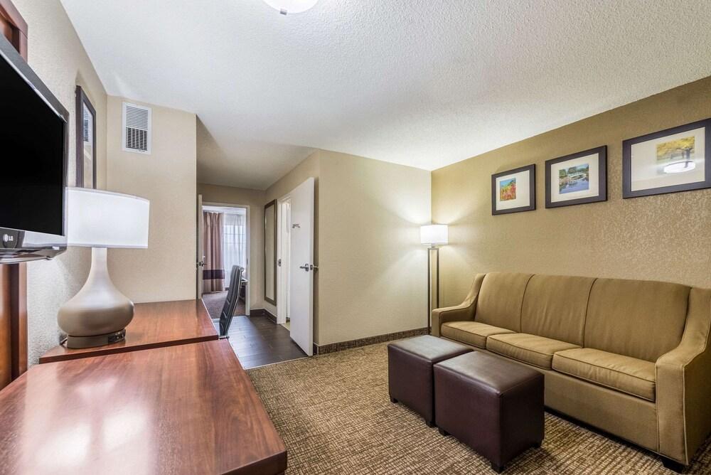 Comfort Inn & Suites Dayton North photo 23
