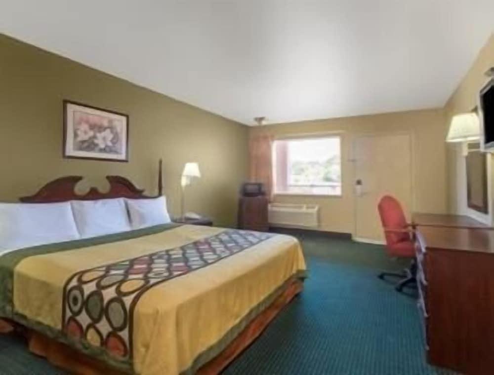Super 8 by Wyndham Durham/University Area NC photo 8