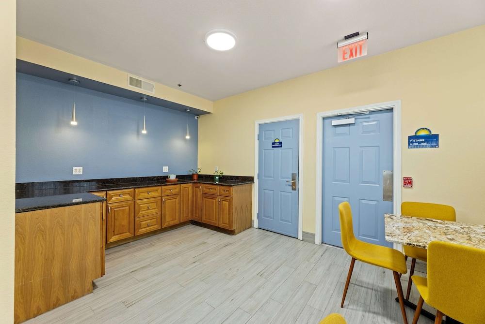 Days Inn & Suites by Wyndham Euless DFW Airport South photo 21
