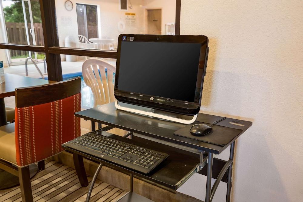 Quality Inn I-70 Near Kansas Speedway photo 43