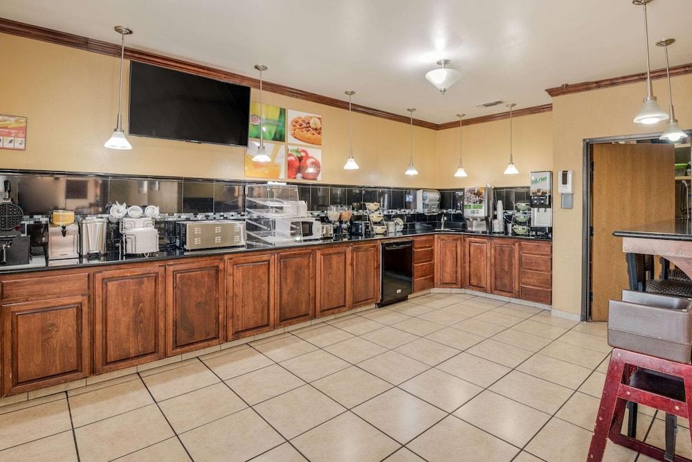 Econo Lodge Lubbock I-27 photo 20