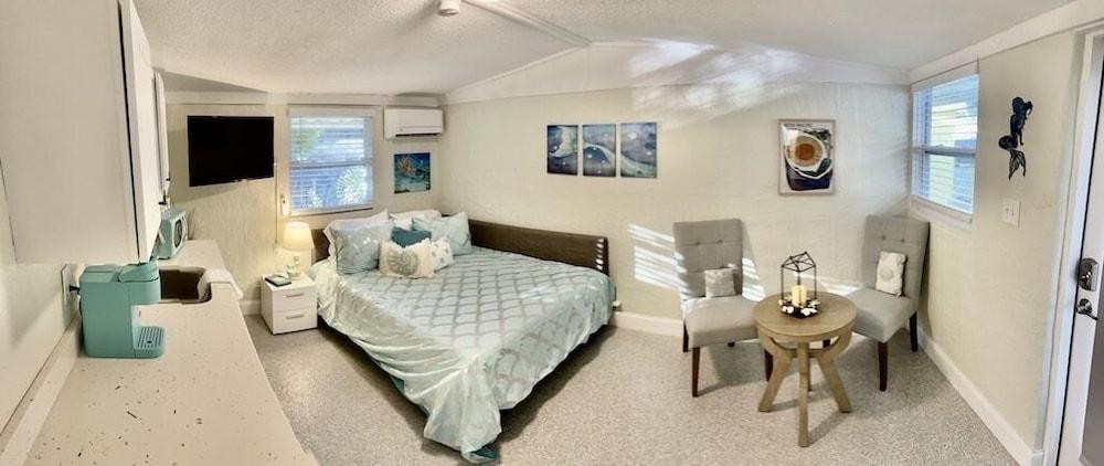 Neptune's Grotto Waterfront Retreat photo 4