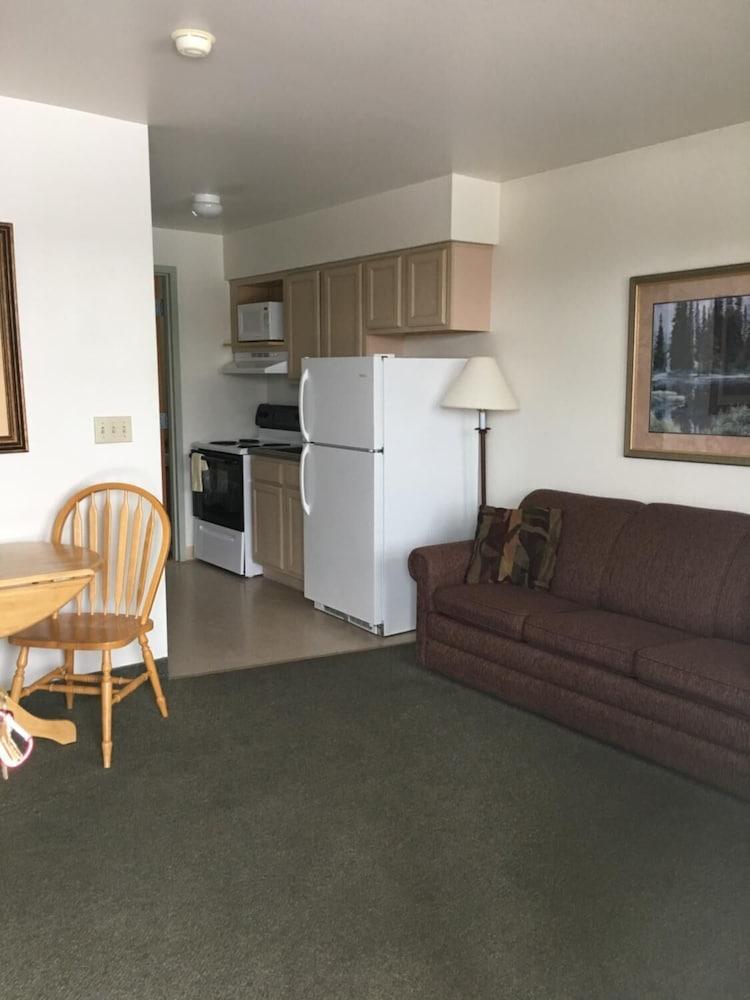 All Suites Inn Budget Host photo 22