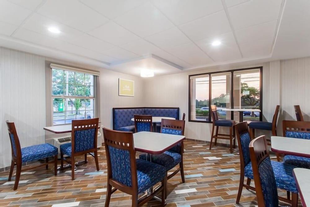 Days Inn by Wyndham Newark Wilmington photo 12