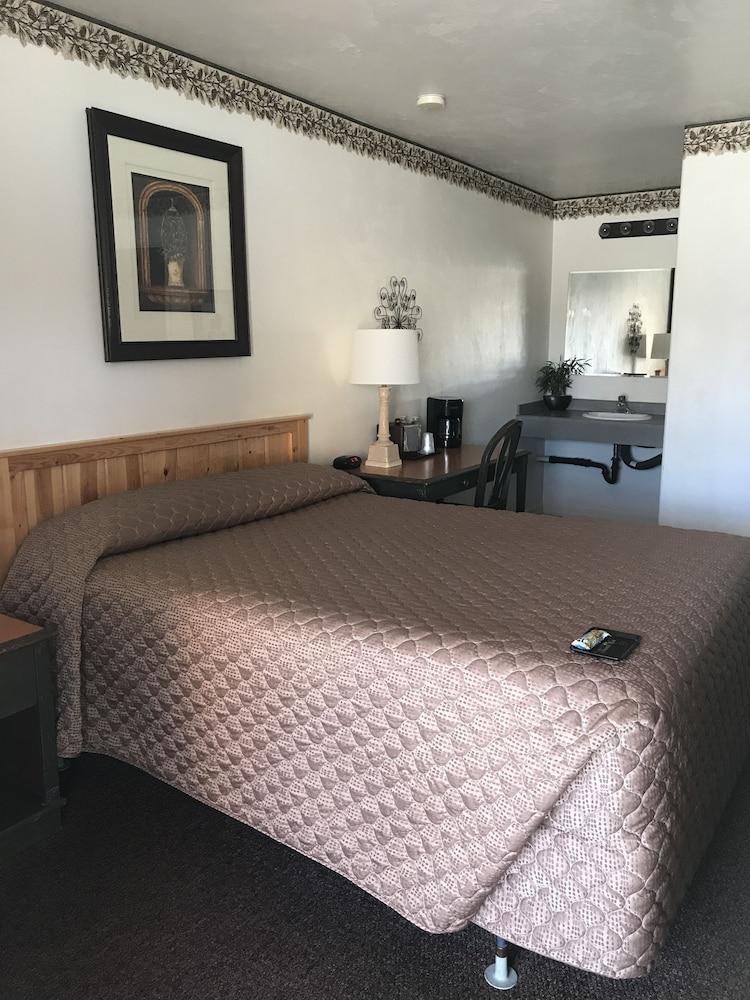 Rustic Inn Motel photo 38