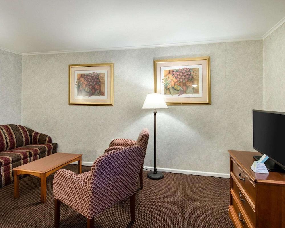 Econo Lodge Inn & Suites photo 16