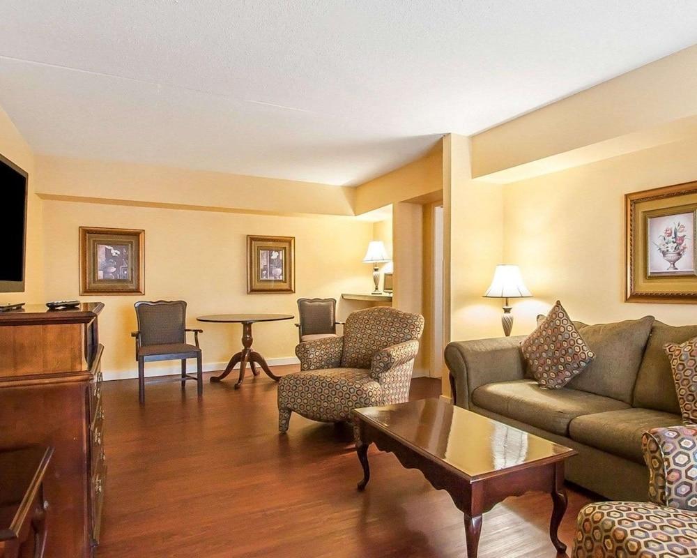 Clarion Inn & Suites University Center photo 20