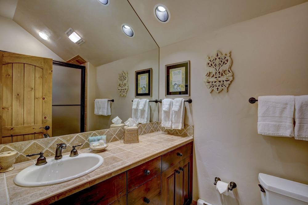 Snowberry by Elevation Accommodations photo 10