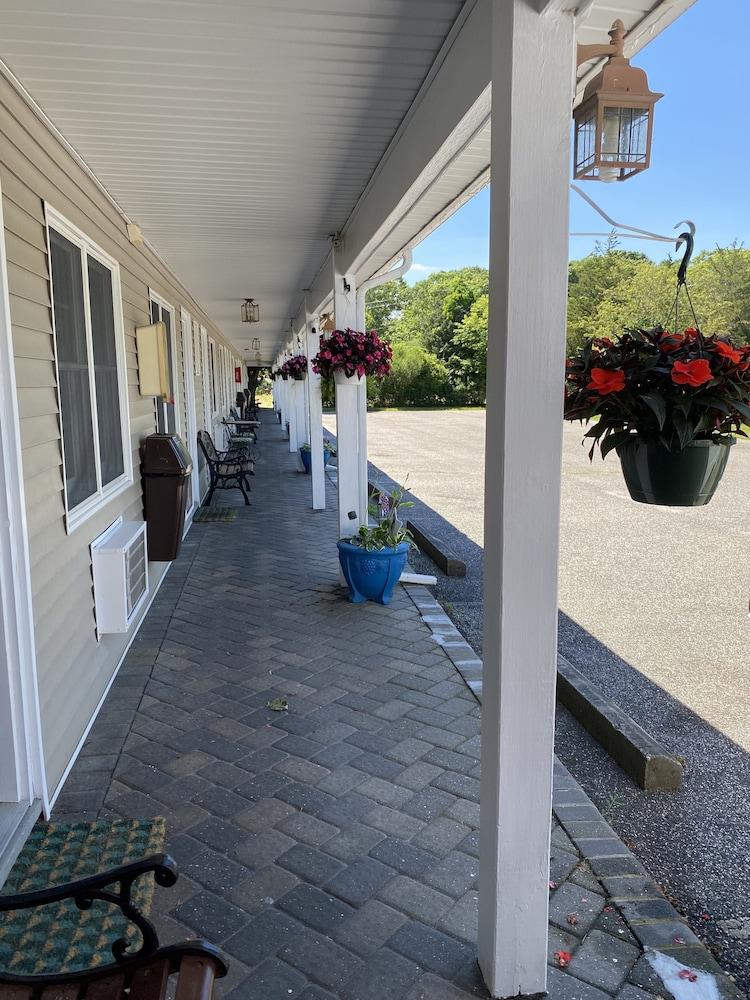 Westhampton Seabreeze Motel photo 12